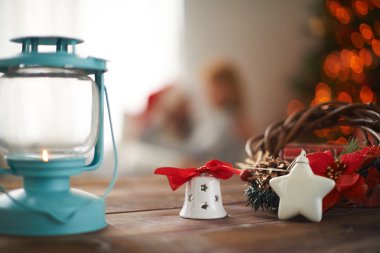 Yılbaşı süsleri ve fener