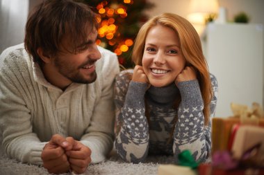 Noel gecesi yerde yatarken Çift