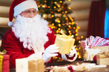 Noel Baba holding altın giftbox