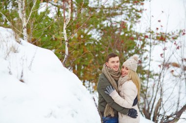 Kış ormanda kucaklayan Çift