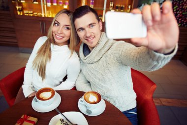 Çift alarak selfie Cafe