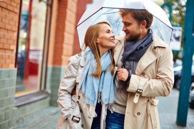 Şemsiye altında yürümek çift