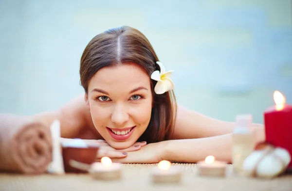 Boldog nő a spa szalon — Stock Fotó
