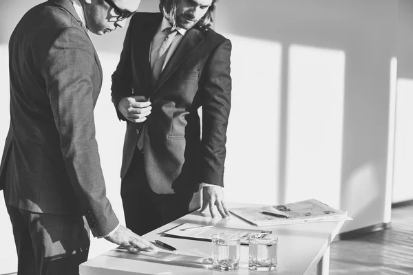 Empresarios trabajando en la oficina — Foto de Stock