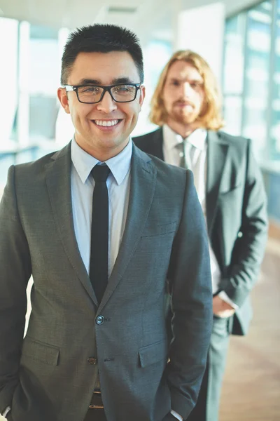 Επιχειρηματία στο κοστούμι και γυαλιά — Φωτογραφία Αρχείου