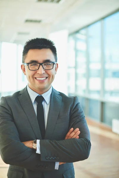 Businessman keeping his arms crossed — Stock Photo, Image