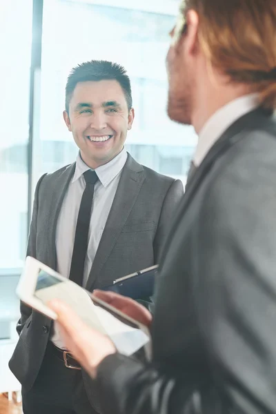 Affärsman pratar med sin kollega — Stockfoto