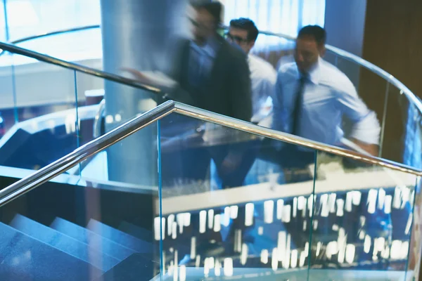 Des hommes d'affaires montent au bureau — Photo