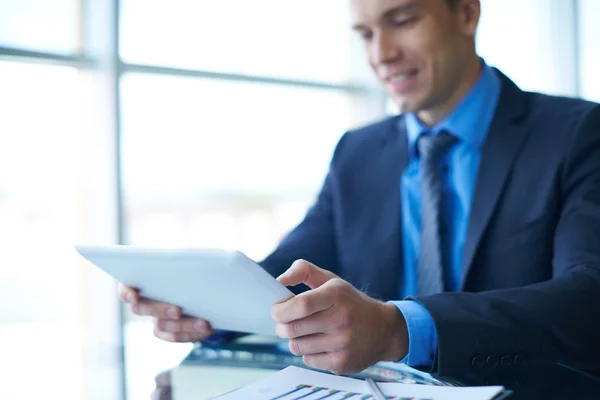 Zakenman die digitale tablet gebruikt — Stockfoto