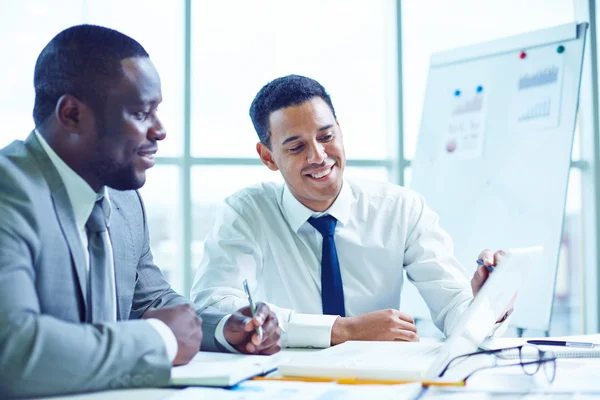 Compañeros de negocios discutiendo puntos — Foto de Stock