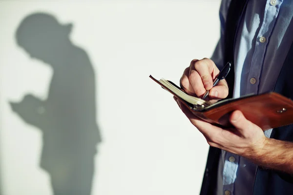 Empresario escribiendo diario — Foto de Stock