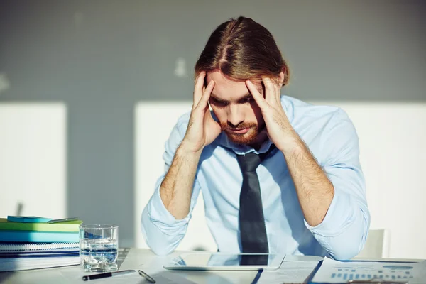 Homem de negócios cansado no escritório — Fotografia de Stock