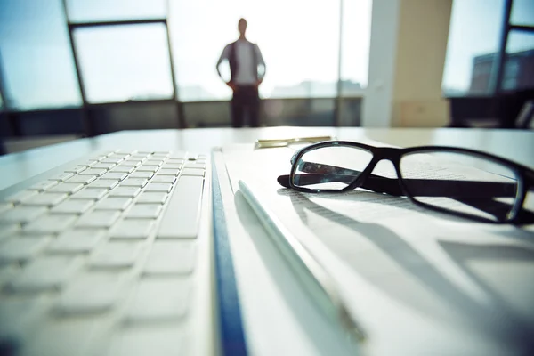 Zakelijke objecten op de werkplek — Stockfoto