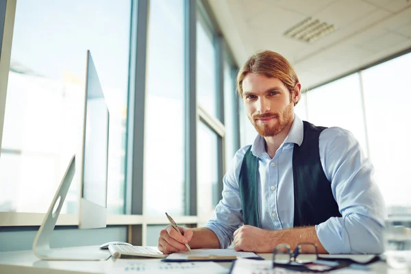 Geschäftsmann arbeitet mit Papieren — Stockfoto