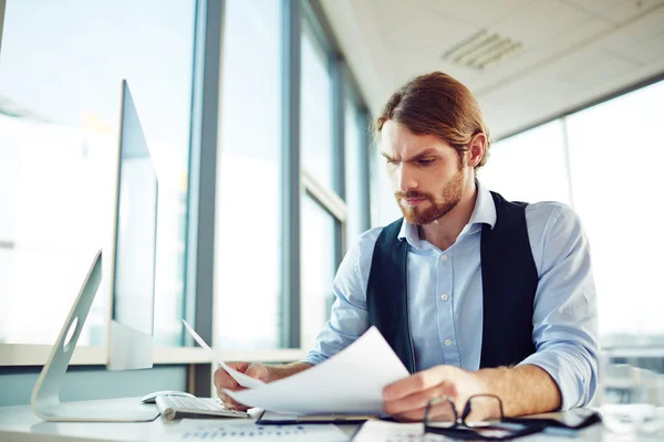 Geschäftsmann arbeitet mit Papieren — Stockfoto