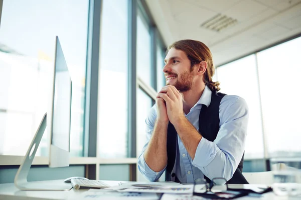 Vrolijke zakenman in office — Stockfoto