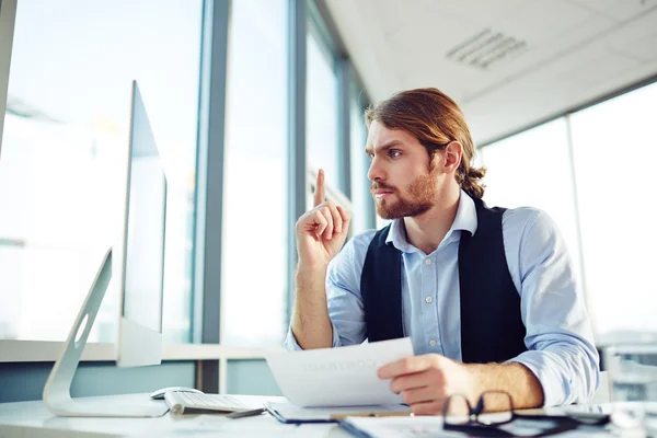 Uomo d'affari seduto sul posto di lavoro — Foto Stock