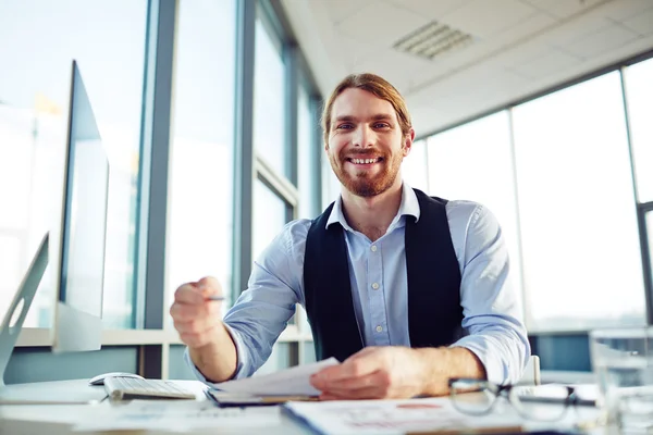 Manager arbetar på kontor — Stockfoto