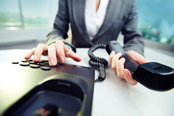 Empresária discando número de telefone — Fotografia de Stock