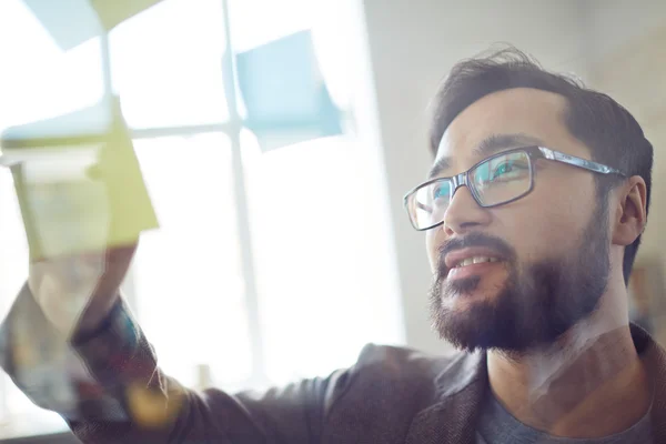 Empresário escrevendo plano de trabalho — Fotografia de Stock