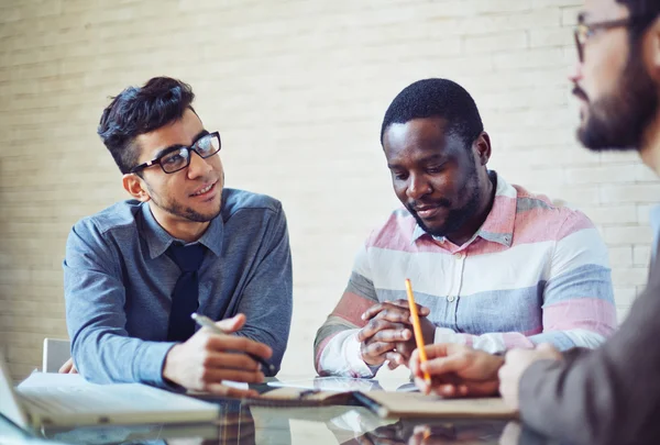 Les hommes d'affaires discutent des plans de travail — Photo