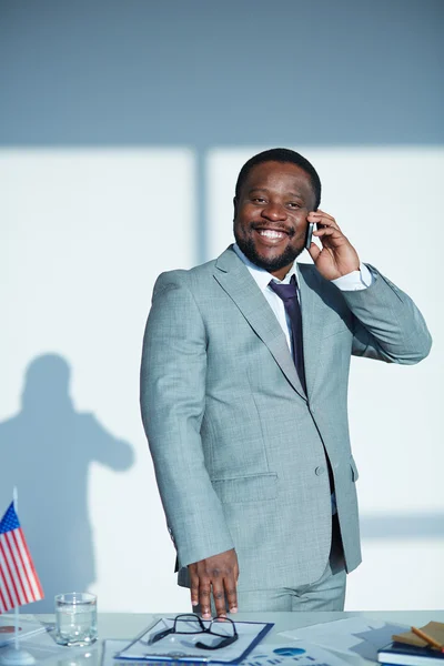 Businessman speaking on phone — Stock Photo, Image