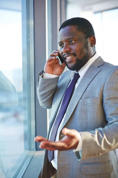 Businessman talking on phone — Stock Photo, Image