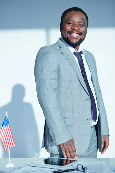 Ευτυχισμένος αφρικανικός-αμερικανικός επιχειρηματίας — Φωτογραφία Αρχείου