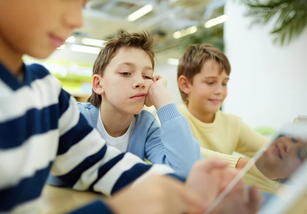 Schooljongen kijken naar digitale Tablet PC — Stockfoto