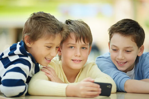 Kleine jongens met behulp van mobiele telefoon — Stockfoto