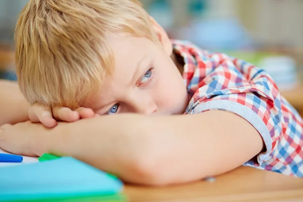 Écolier sieste sur le bureau — Photo