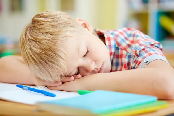 Écolier sieste sur le bureau — Photo
