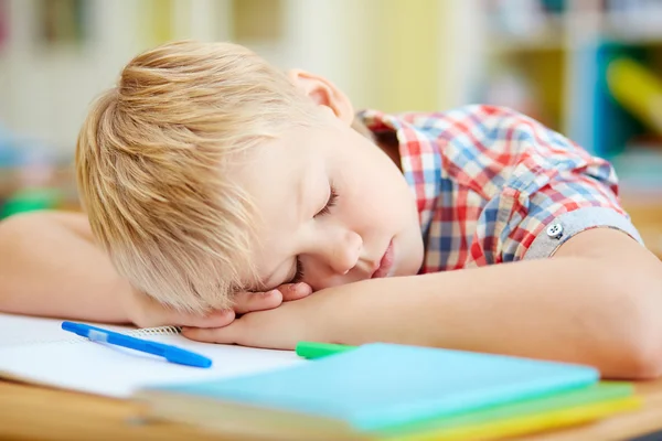 Colegial siesta en el escritorio —  Fotos de Stock