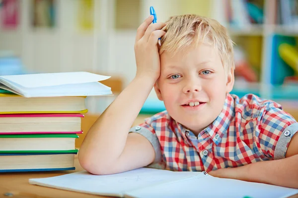 Colegial sentado en la lección — Foto de Stock