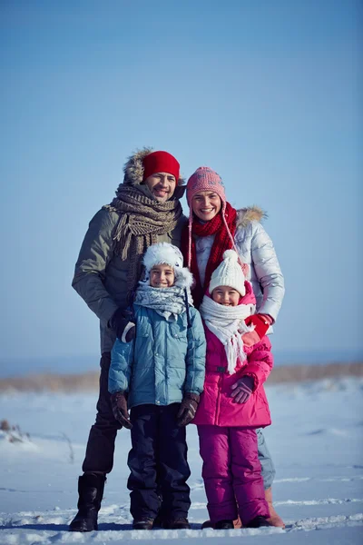 Ευτυχισμένη οικογένεια σε χειμωνιάτικη ένδυση — Φωτογραφία Αρχείου