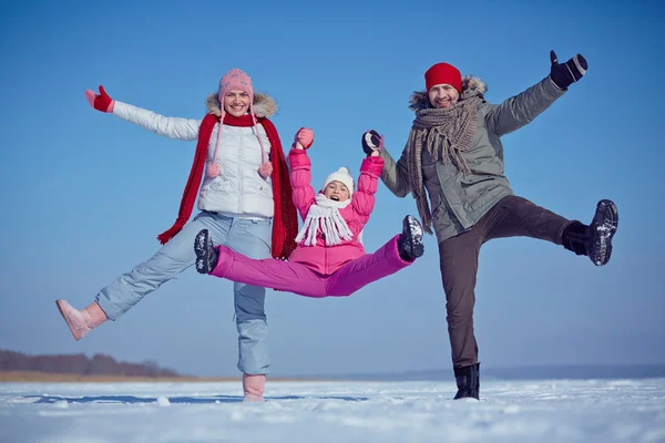 Família se divertindo ao ar livre — Fotografia de Stock
