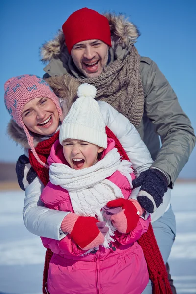 Fröhliche Familie in Winterbekleidung — Stockfoto