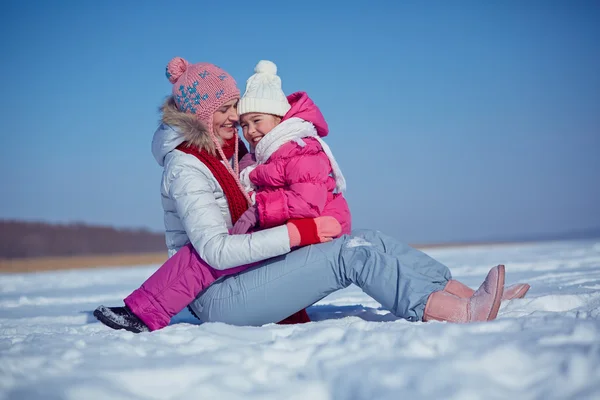 Vrouw spelen met dochter in de winter — Stockfoto
