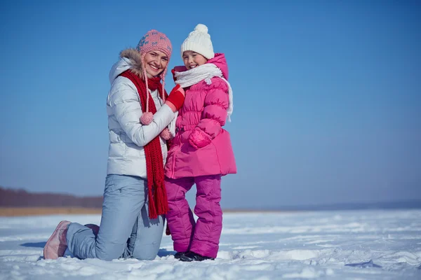 冬に娘と遊ぶ女性 — ストック写真