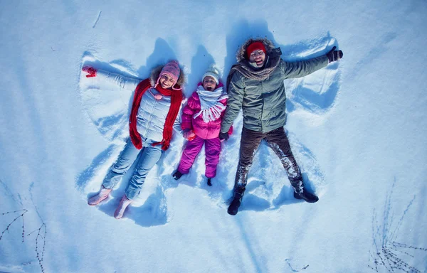 Familia divirtiéndose en la deriva de nieve — Foto de Stock