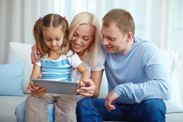 Ouders met dochter networking — Stockfoto