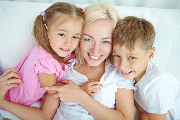 Mutter und zwei Kinder — Stockfoto