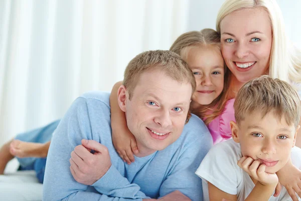 Felice giovane famiglia — Foto Stock