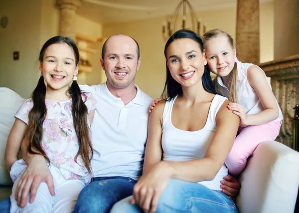 Família descansando em casa — Fotografia de Stock