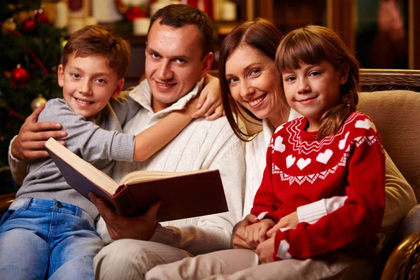 Família lendo contos interessantes — Fotografia de Stock