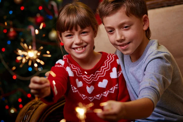 Hermanos sosteniendo luces de Bengala — Foto de Stock