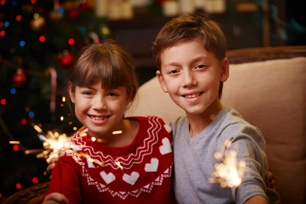 Hermanos sosteniendo luces de Bengala —  Fotos de Stock