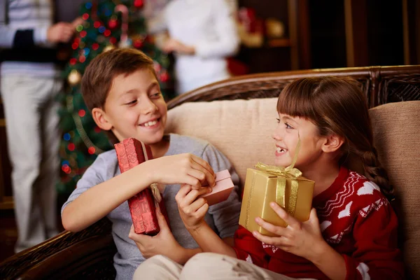 Niños con regalos de Navidad — Foto de Stock