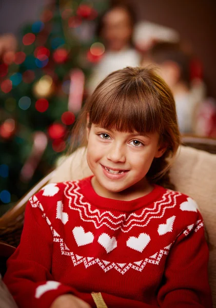 Schattig klein meisje in rode trui — Stockfoto
