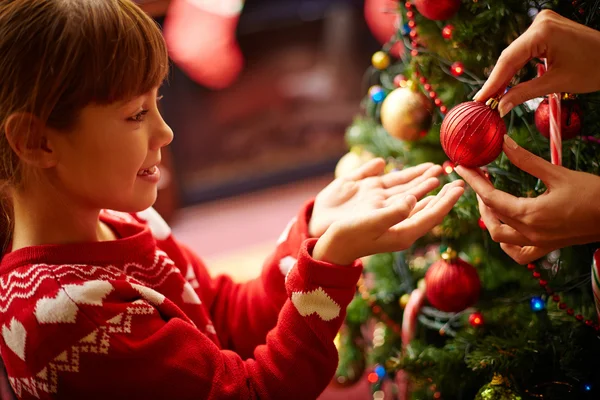 Meisje decoreren Kerstmis firtree — Stockfoto